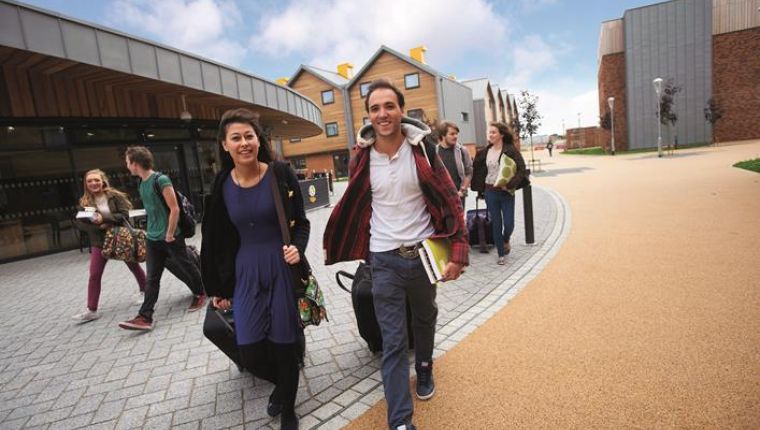 Studere i England - University of York - studenter på campus